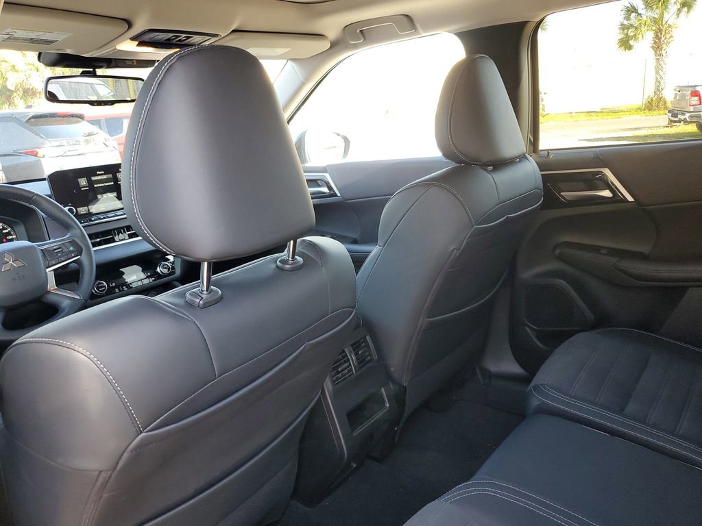 Used 2024 Mitsubishi Outlander SE Black Edition image 11