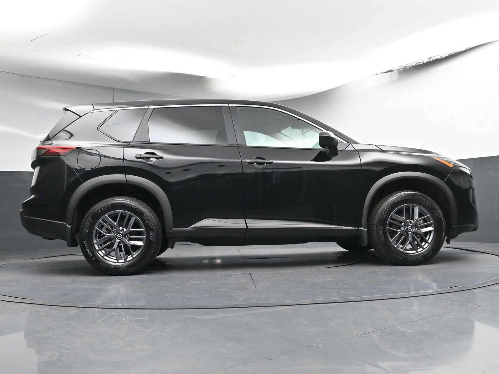 Used 2025 Nissan Rogue S image 23