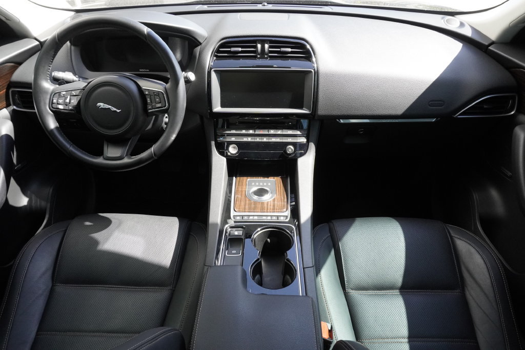 Used 2017 Jaguar F-PACE Prestige AWD/4WD image 9