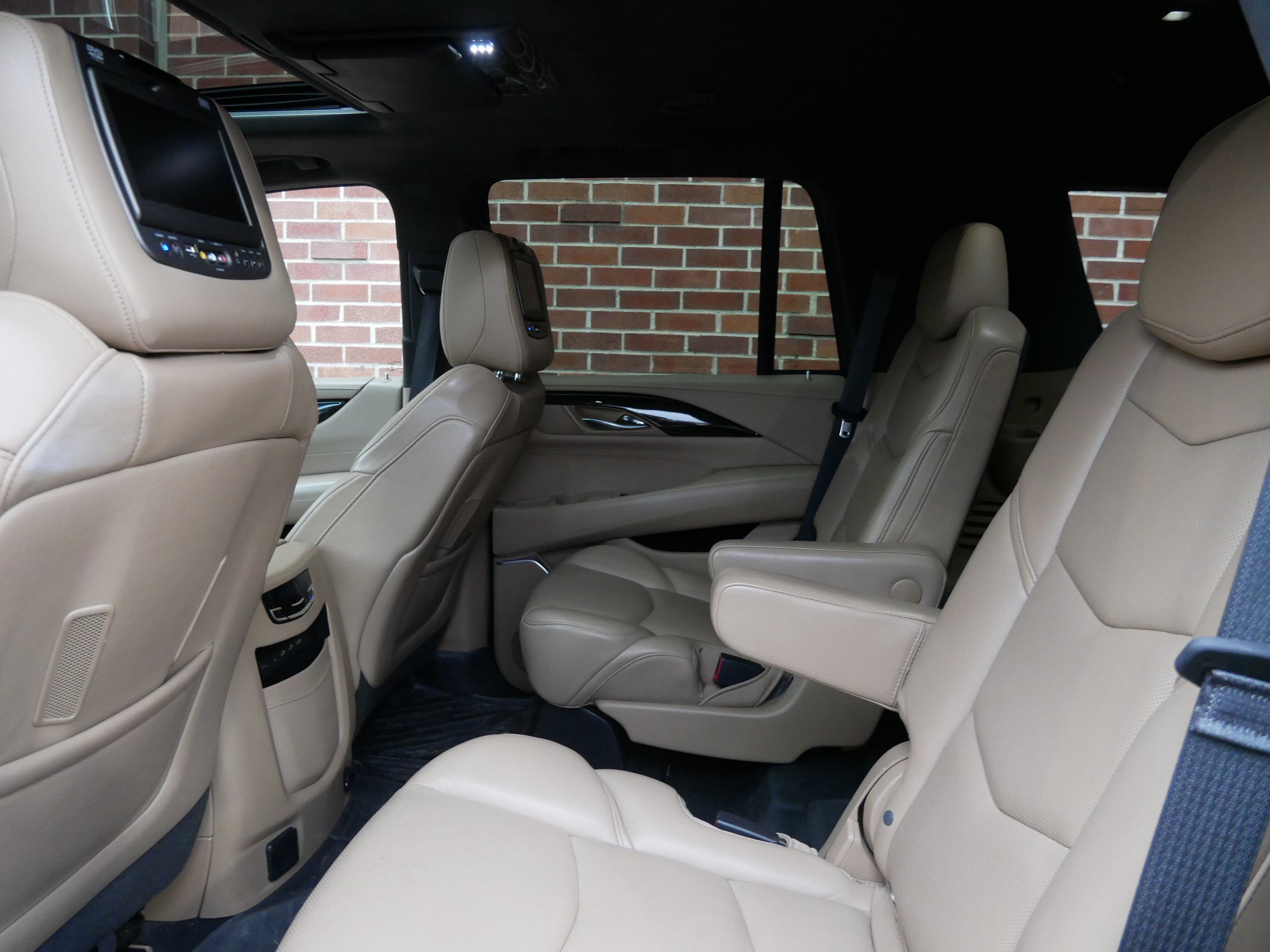 Used 2018 Cadillac Escalade Platinum AWD/4WD image 10