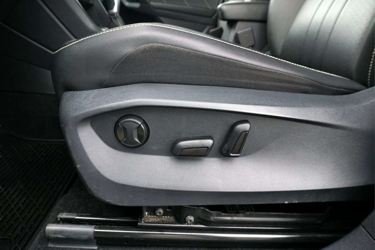 Used 2024 Volkswagen Tiguan SE R-Line AWD/4WD image 17