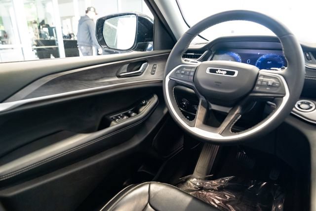 Used 2023 Jeep Grand Cherokee Limited w/ Luxury Tech Group II AWD/4WD image 11