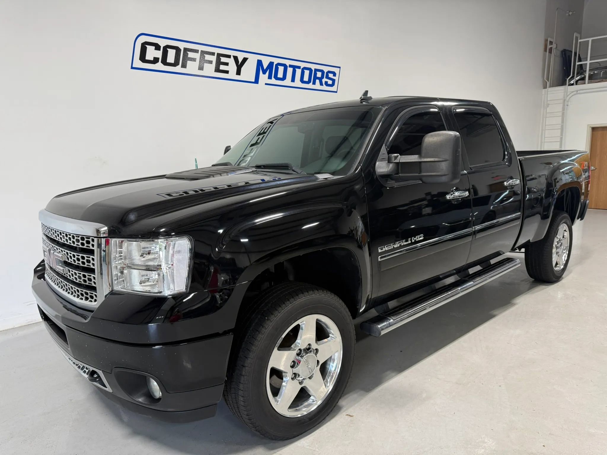 Used 2013 GMC Sierra 2500 Denali w/ Suspension Package, Off-Road AWD/4WD image 2