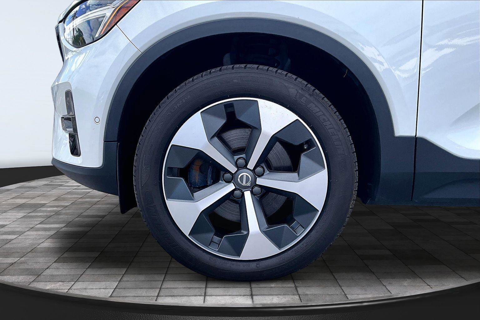 Used 2024 Volvo XC40 B5 Plus image 37