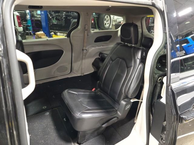 Used 2023 Chrysler Pacifica Touring-L FWD image 12