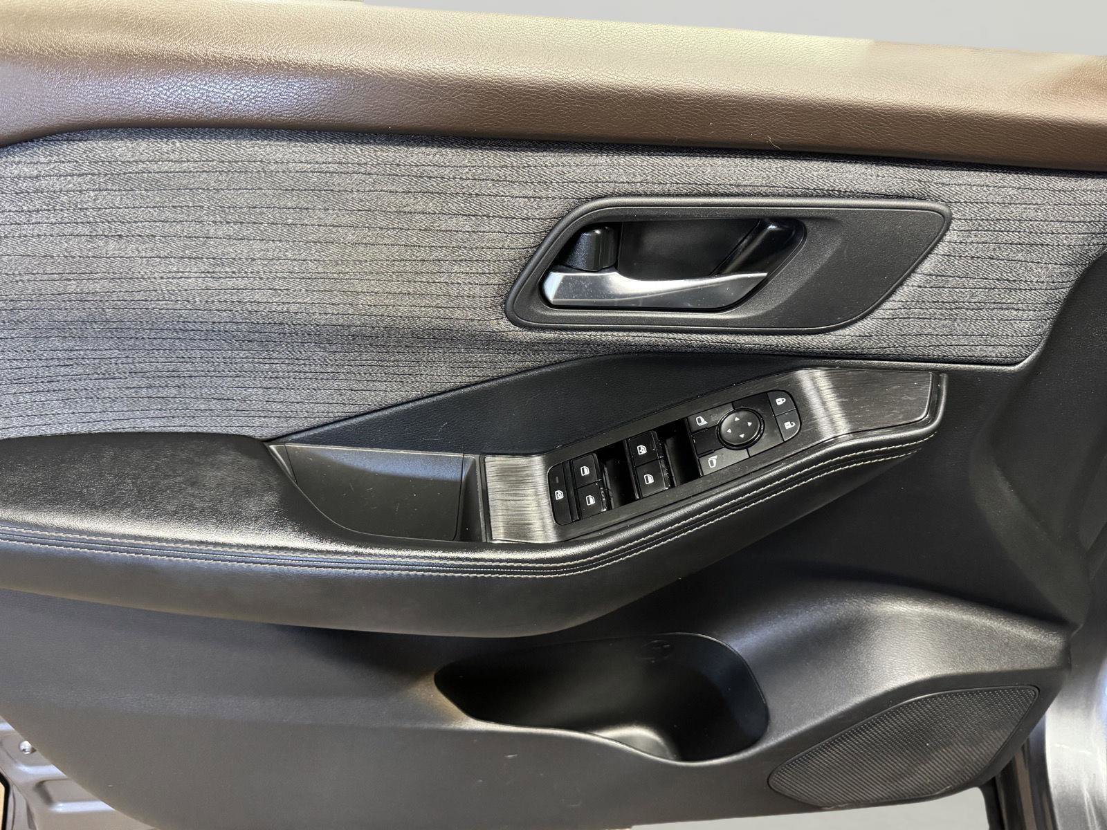 Used 2023 Nissan Rogue SV image 18