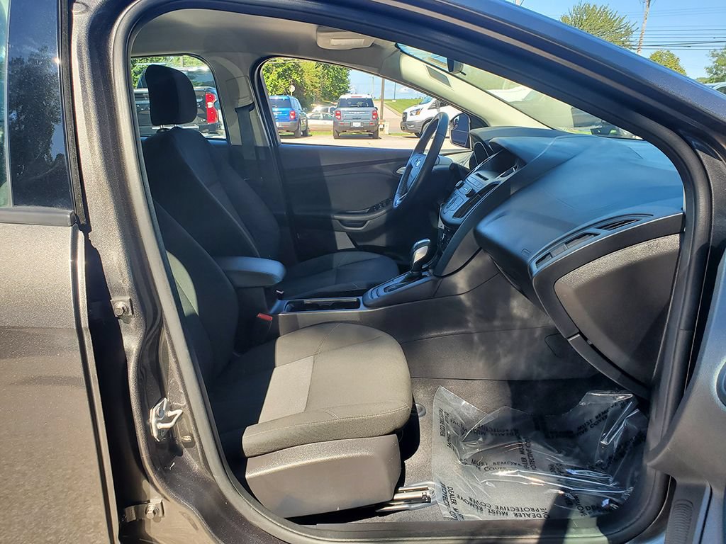 Used 2015 Ford Focus SE w/ SE Cold Weather Package FWD image 19