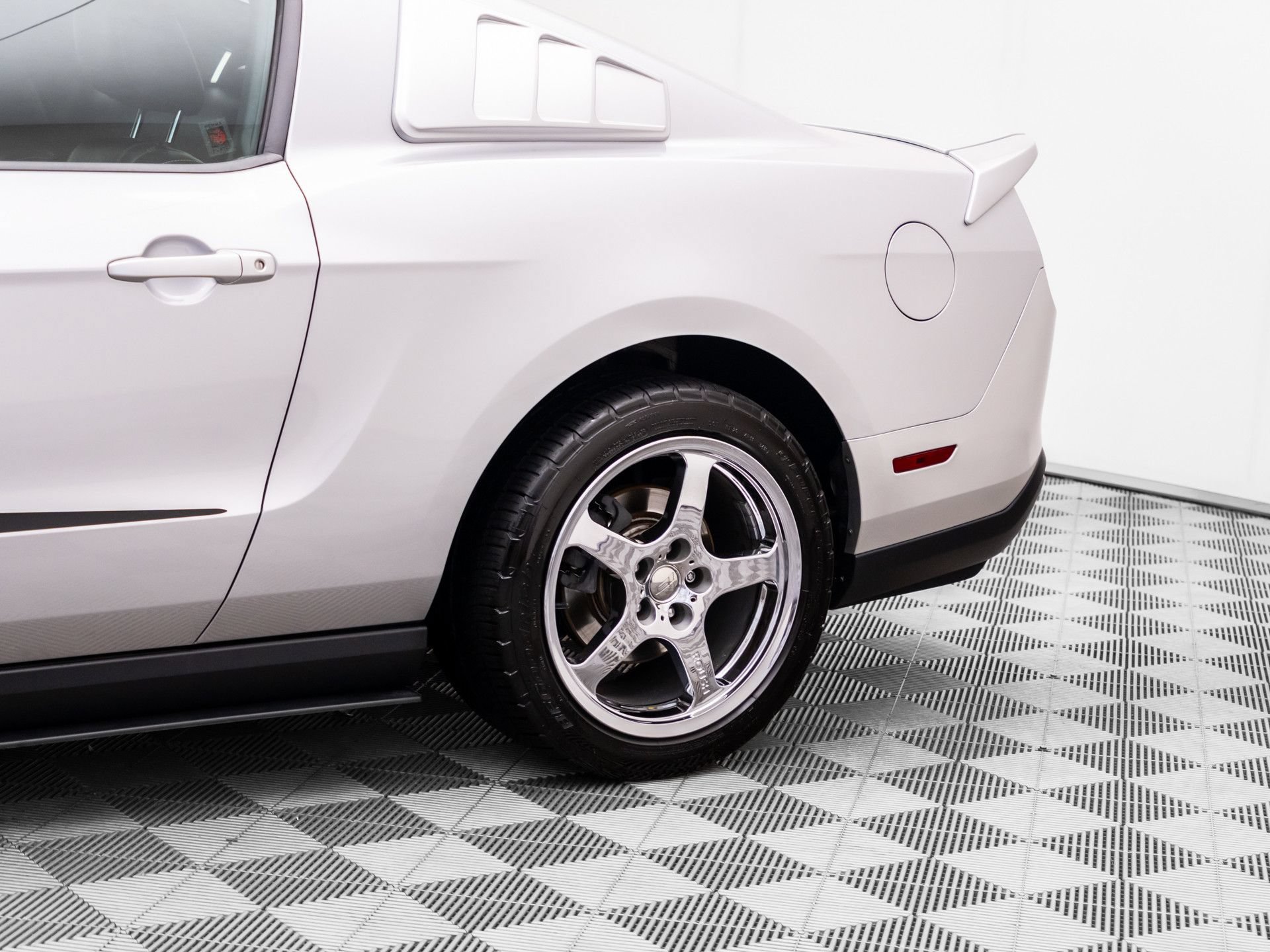 Used 2012 Ford Mustang GT Premium w/ Brembo Brake Pkg RWD image 39