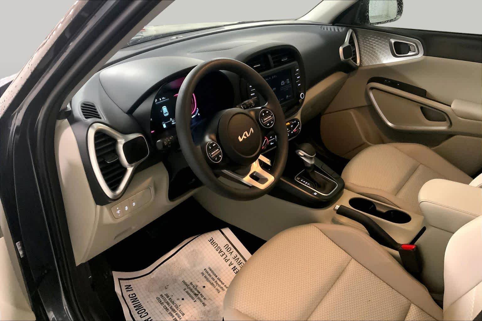 Used 2025 Kia Soul LX w/ LX Technology Package FWD image 17