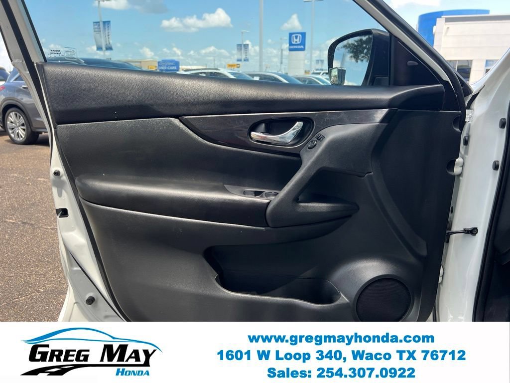 Used 2017 Nissan Rogue SV w/ SV Family Package FWD image 21
