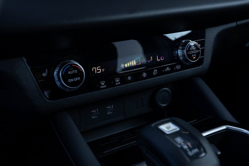 Used 2025 Mitsubishi Outlander SE image 26