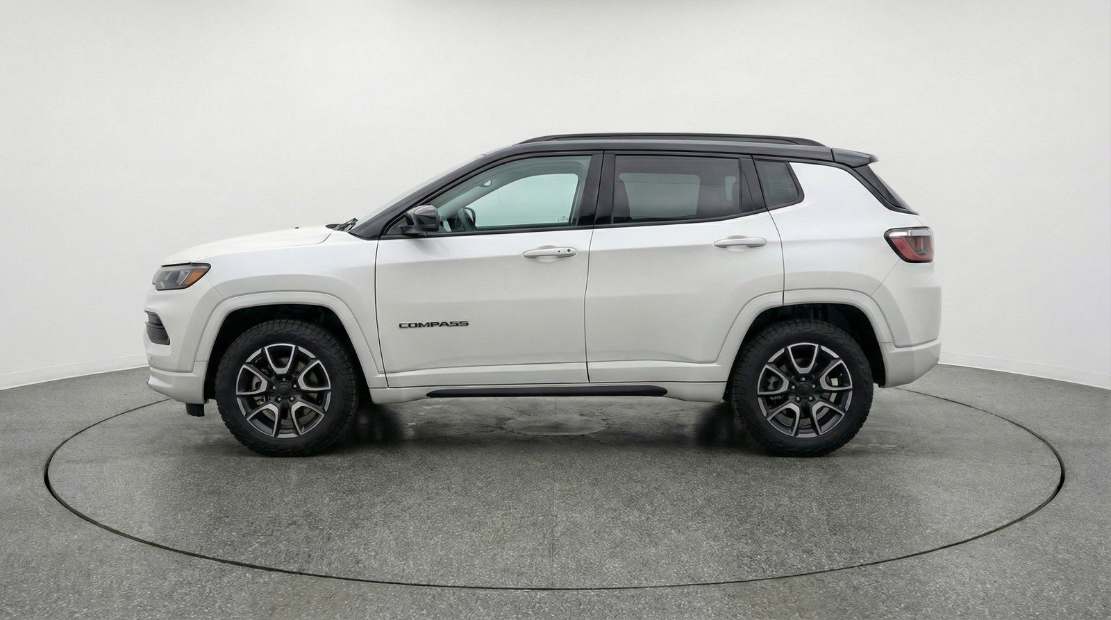 Used 2025 Jeep Compass Trailhawk image 5