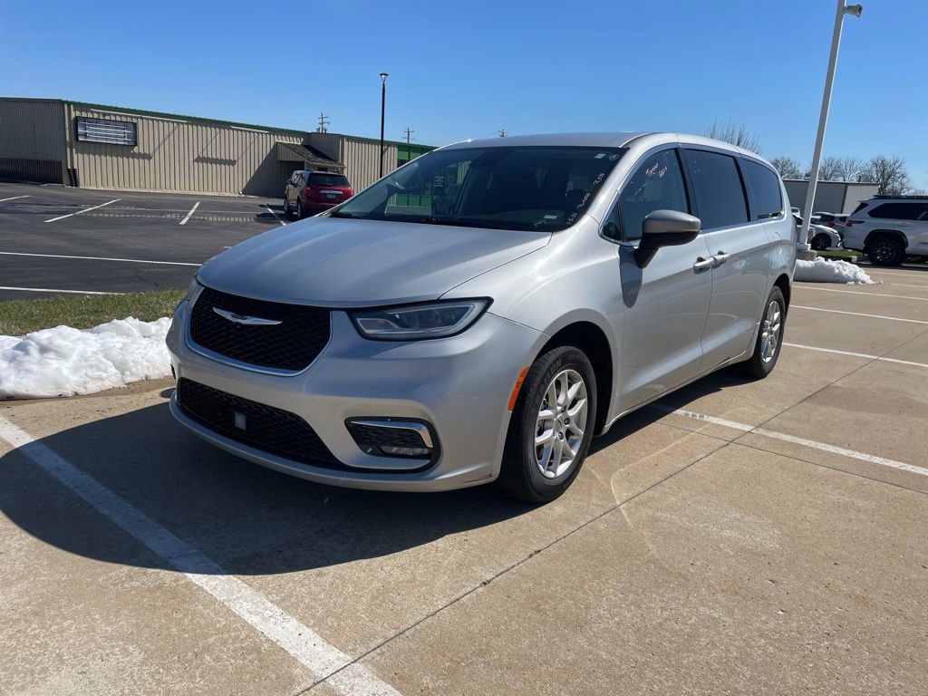 Used 2023 Chrysler Pacifica Touring-L image 2