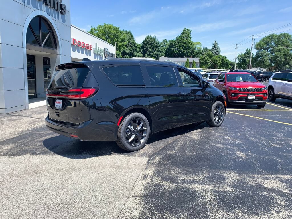New 2027 Chrysler Pacifica Limited AWD/4WD image 7
