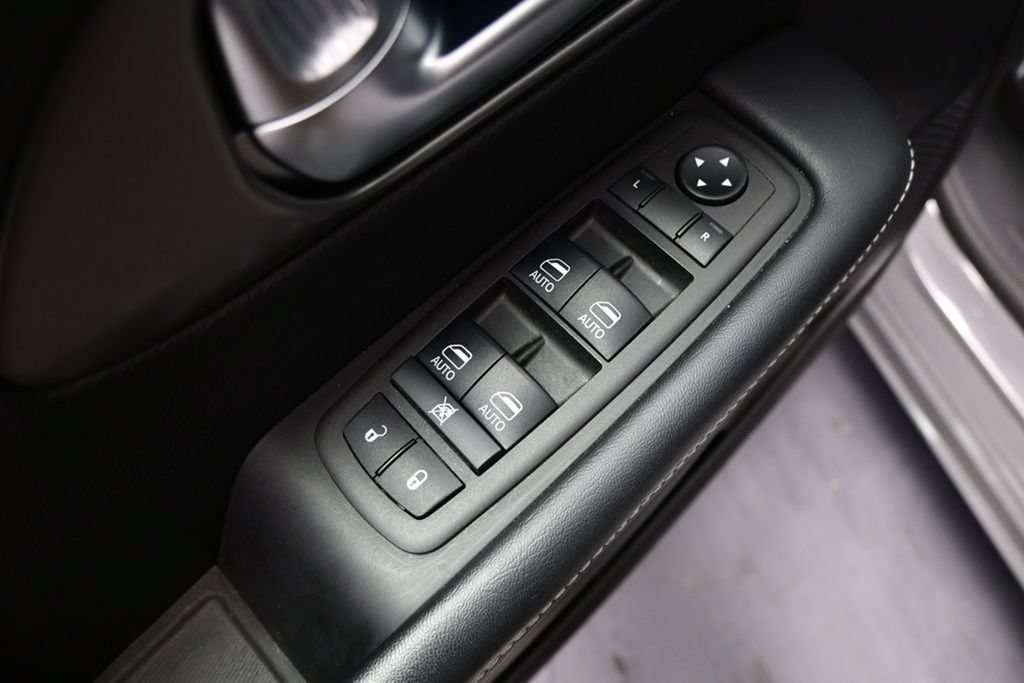 Used 2025 Chrysler Pacifica Select FWD image 16