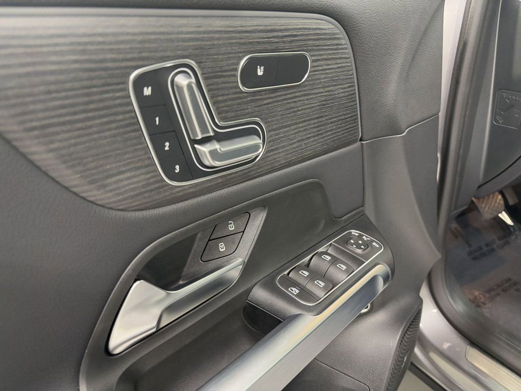 Used 2023 Mercedes-Benz EQB 300 4MATIC w/ Pinnacle Package image 6