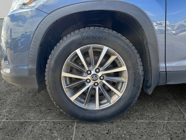 Used 2019 Toyota Highlander XLE AWD/4WD image 11