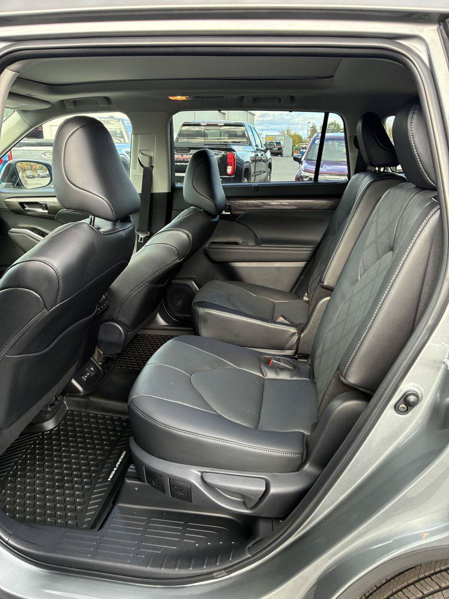 Used 2026 Toyota Highlander Limited AWD/4WD image 21