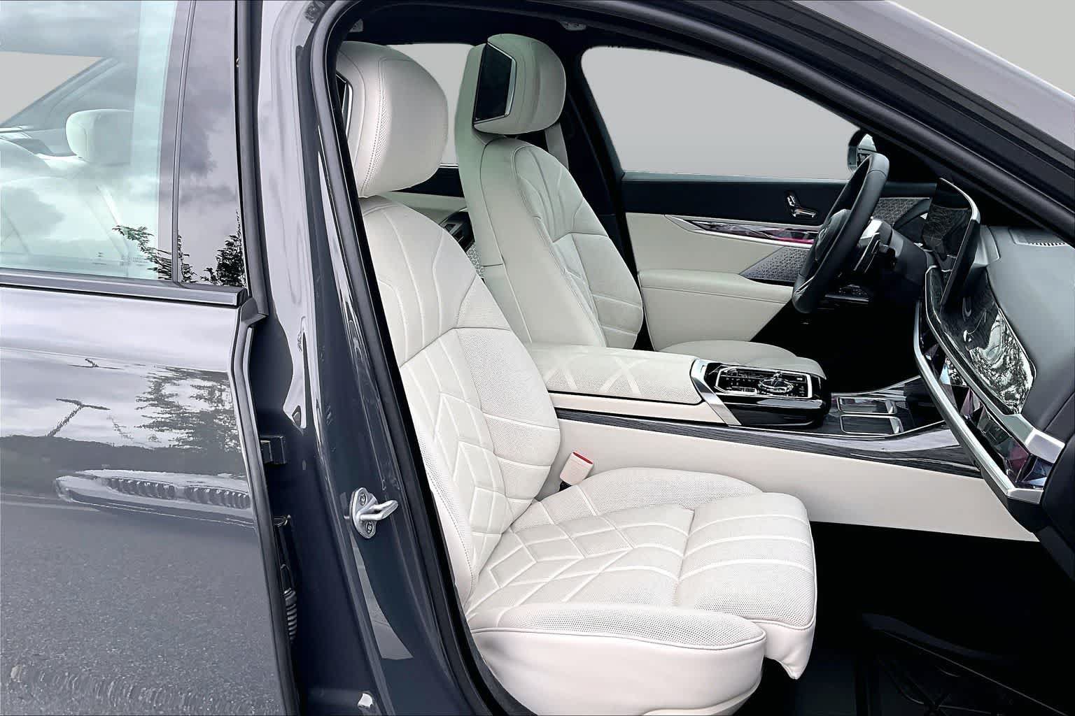 Certified 2026 BMW 740i xDrive AWD/4WD image 9