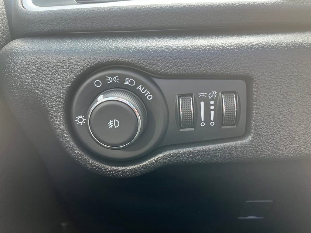 Used 2025 Chrysler Pacifica Select FWD image 17