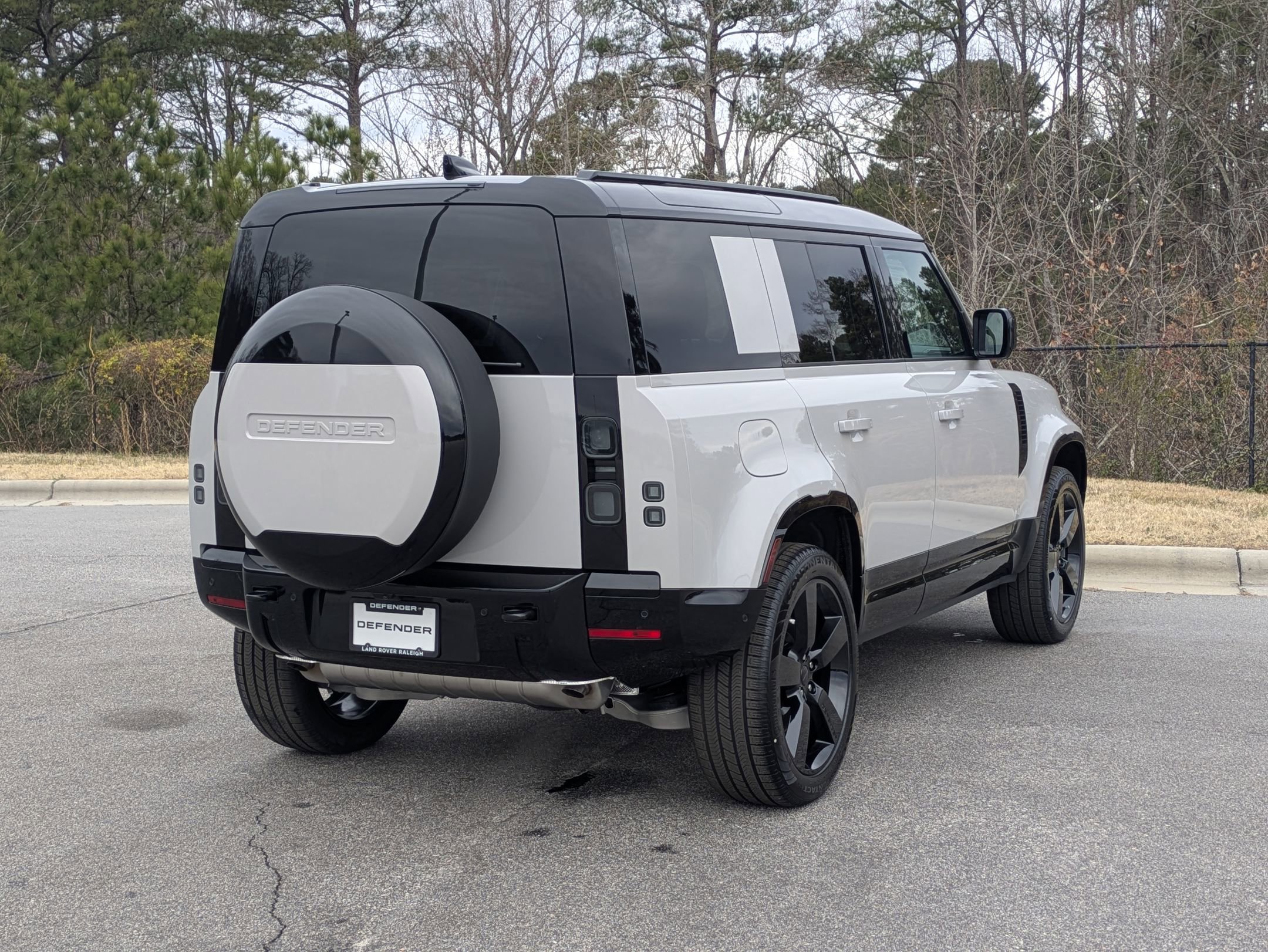 New 2026 Land Rover Defender 110 X-Dynamic SE image 5