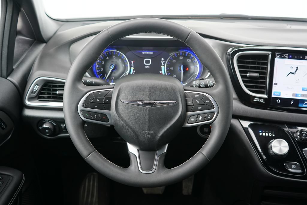 Used 2025 Chrysler Pacifica Select FWD image 13
