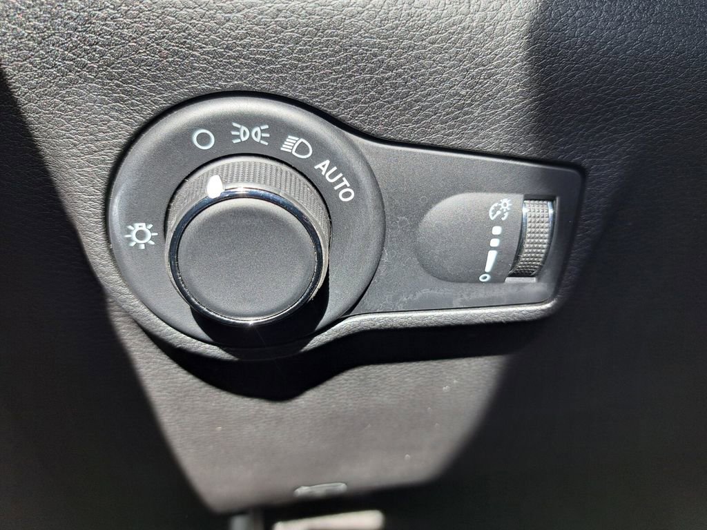 Used 2023 Jeep Compass Sport image 15