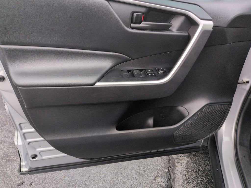 Used 2021 Toyota RAV4 LE image 10