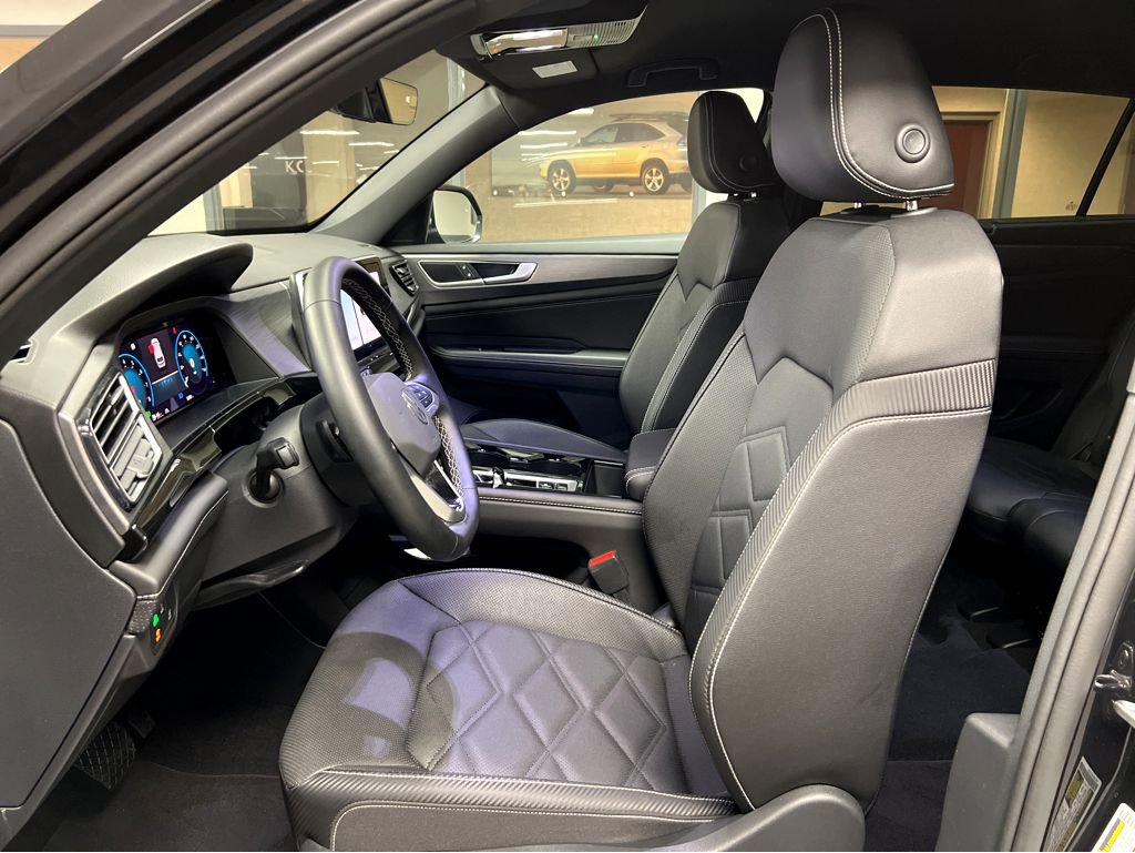 Used 2025 Volkswagen Atlas Cross Sport SE w/ Black Wheel Package image 9