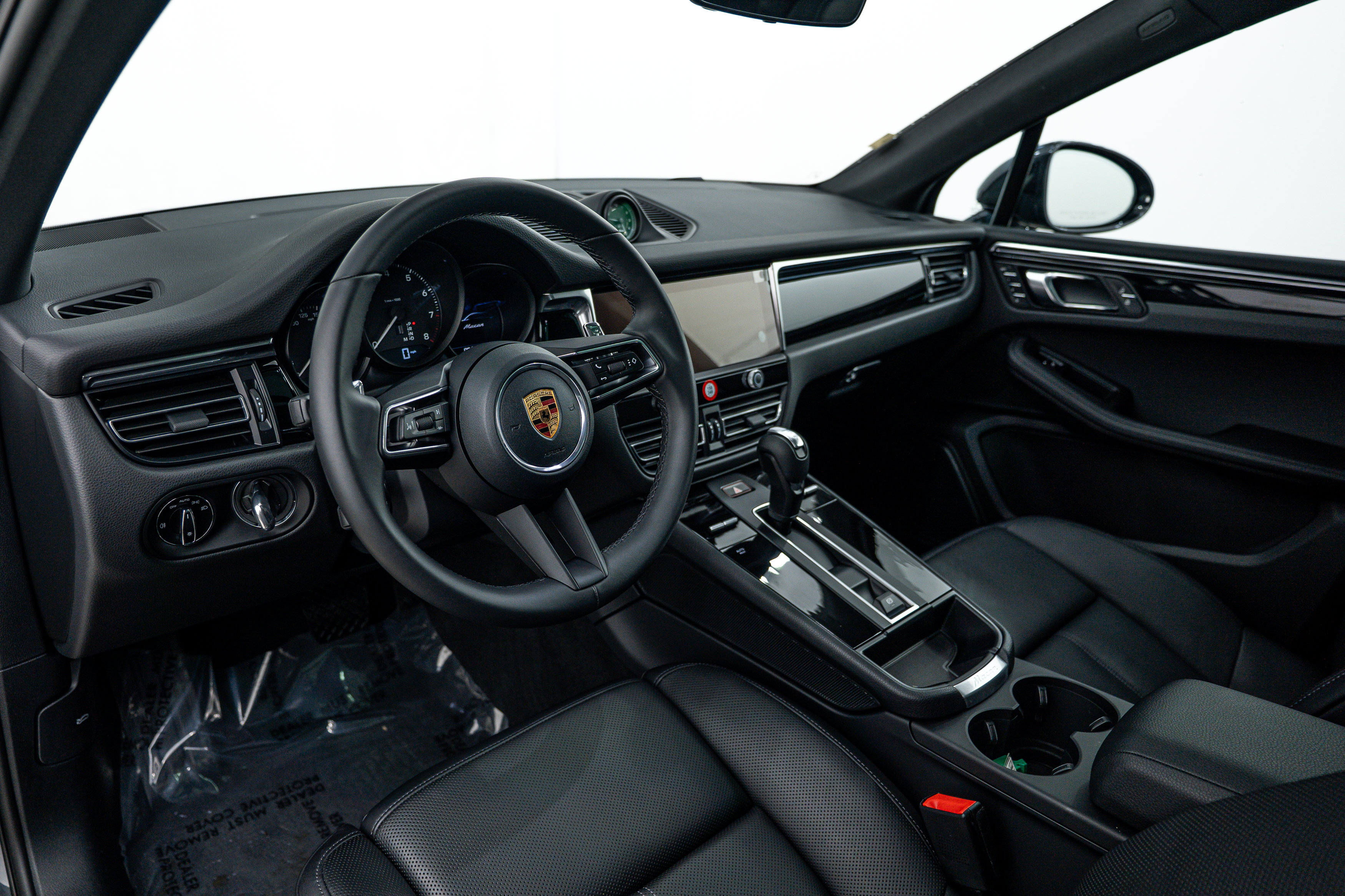 Certified 2026 Porsche Macan AWD/4WD image 4
