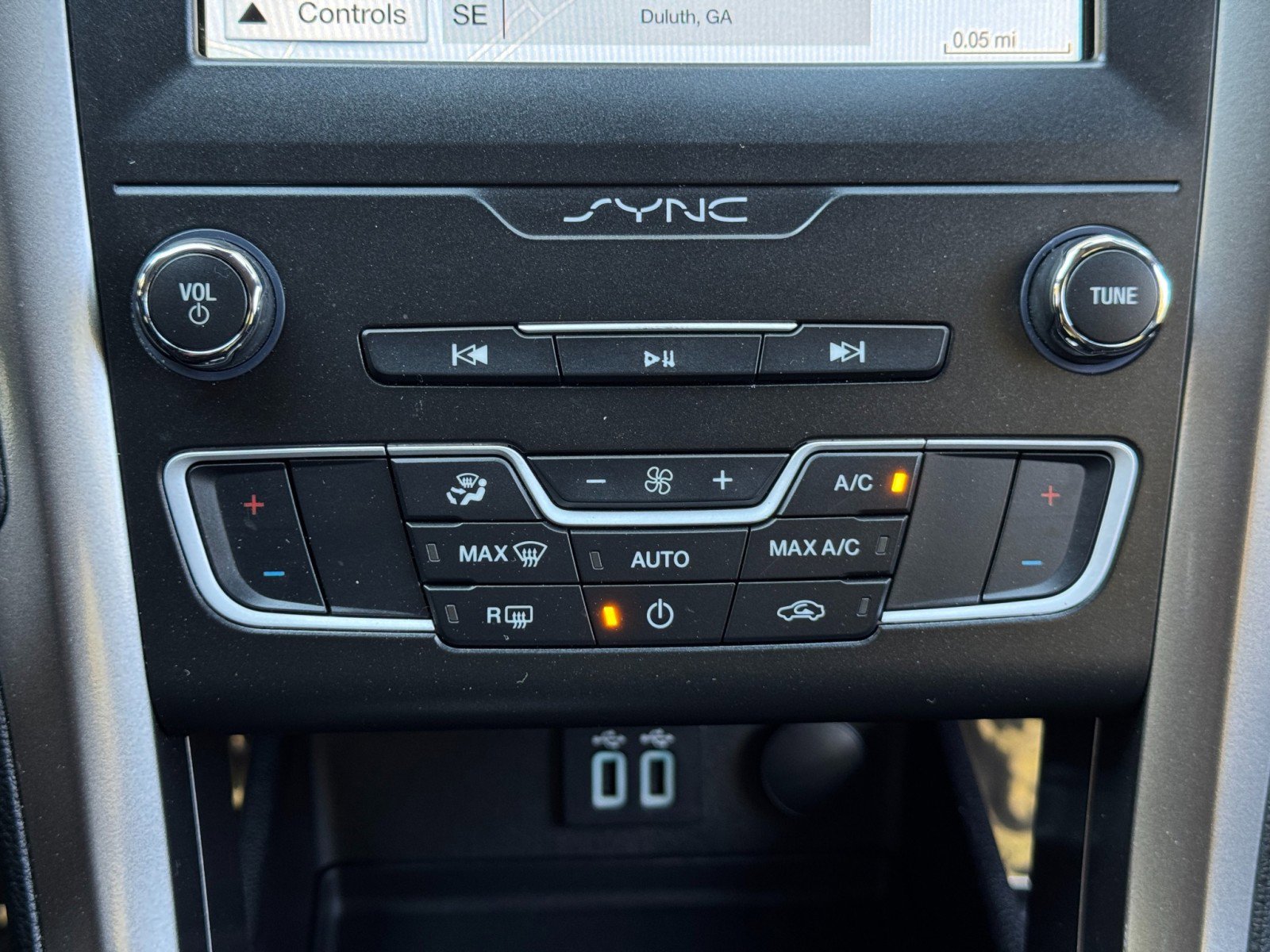 Used 2019 Ford Fusion SE image 25