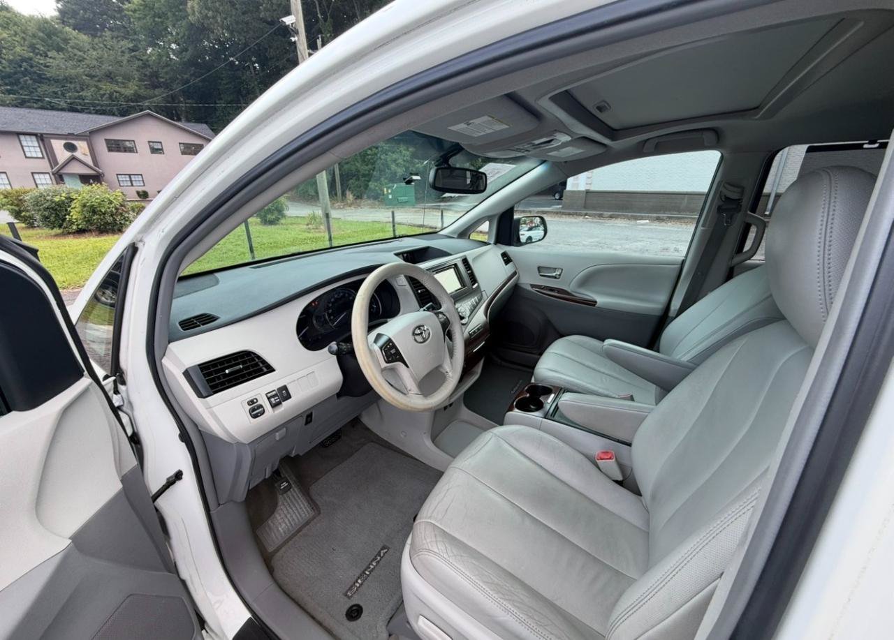 Used 2013 Toyota Sienna XLE FWD image 15