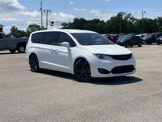 Used 2020 Chrysler Pacifica Touring w/ S Appearance Package FWD image 2