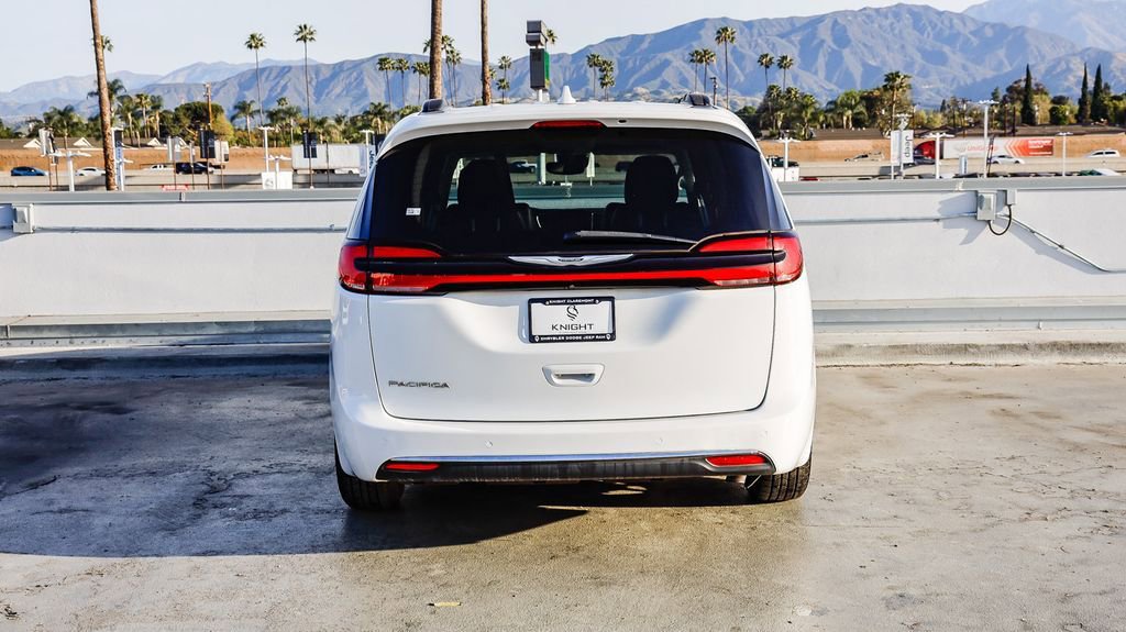 Used 2022 Chrysler Pacifica Touring-L FWD image 8