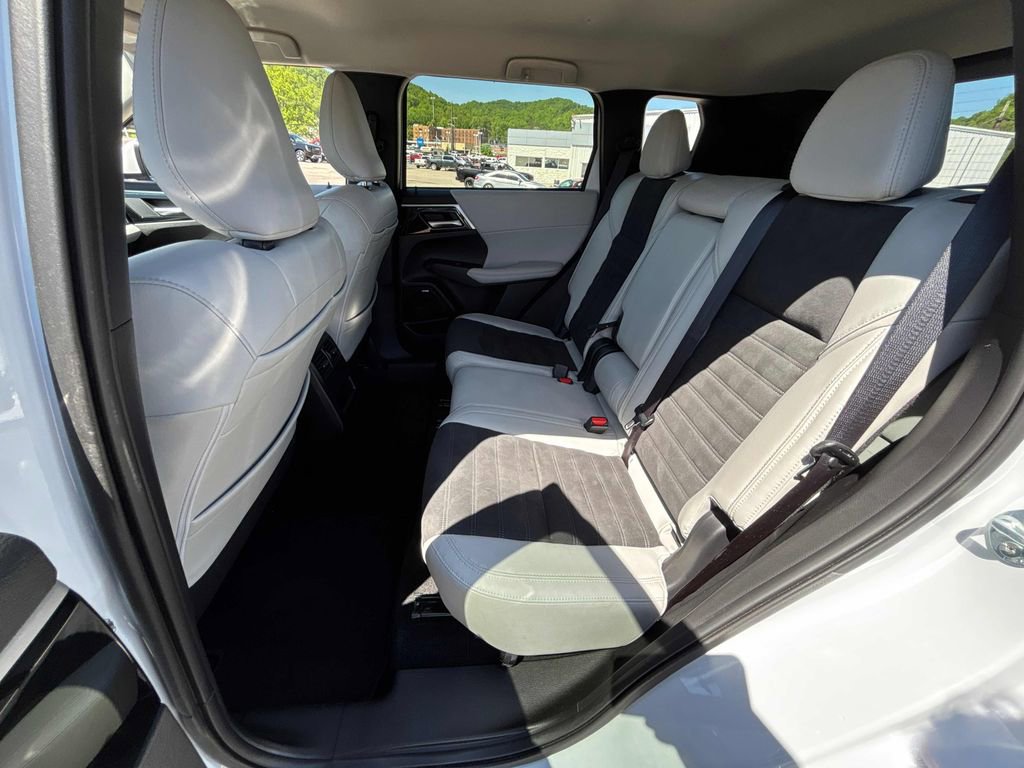 Used 2025 Mitsubishi Outlander SE AWD/4WD image 29