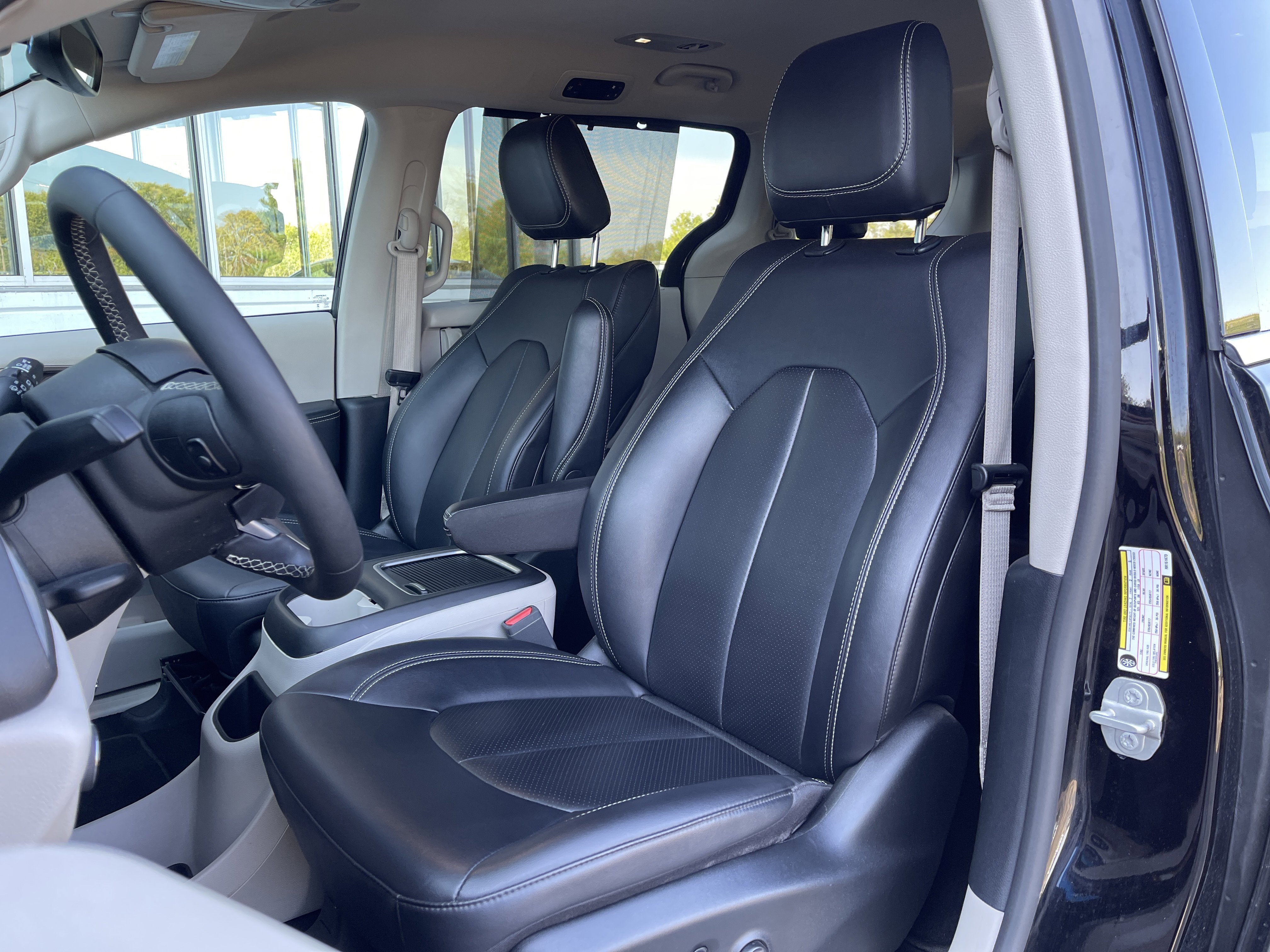 Used 2024 Chrysler Pacifica Touring-L image 14