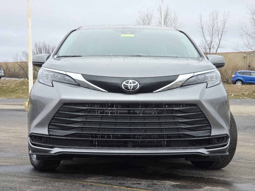 New 2026 Toyota Sienna LE image 3
