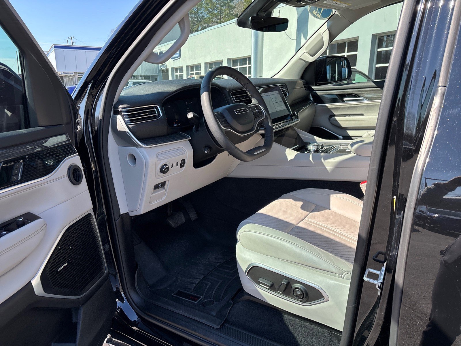 Used 2022 Jeep Wagoneer Series III w/ Flexible Seating Group image 14