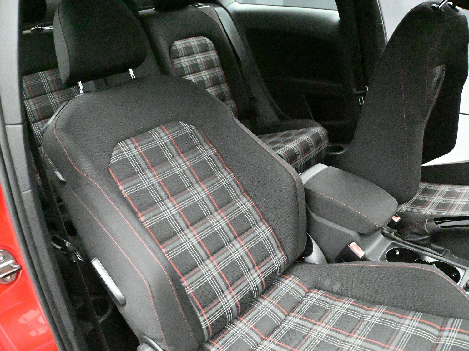 Used 2015 Volkswagen Golf S image 16