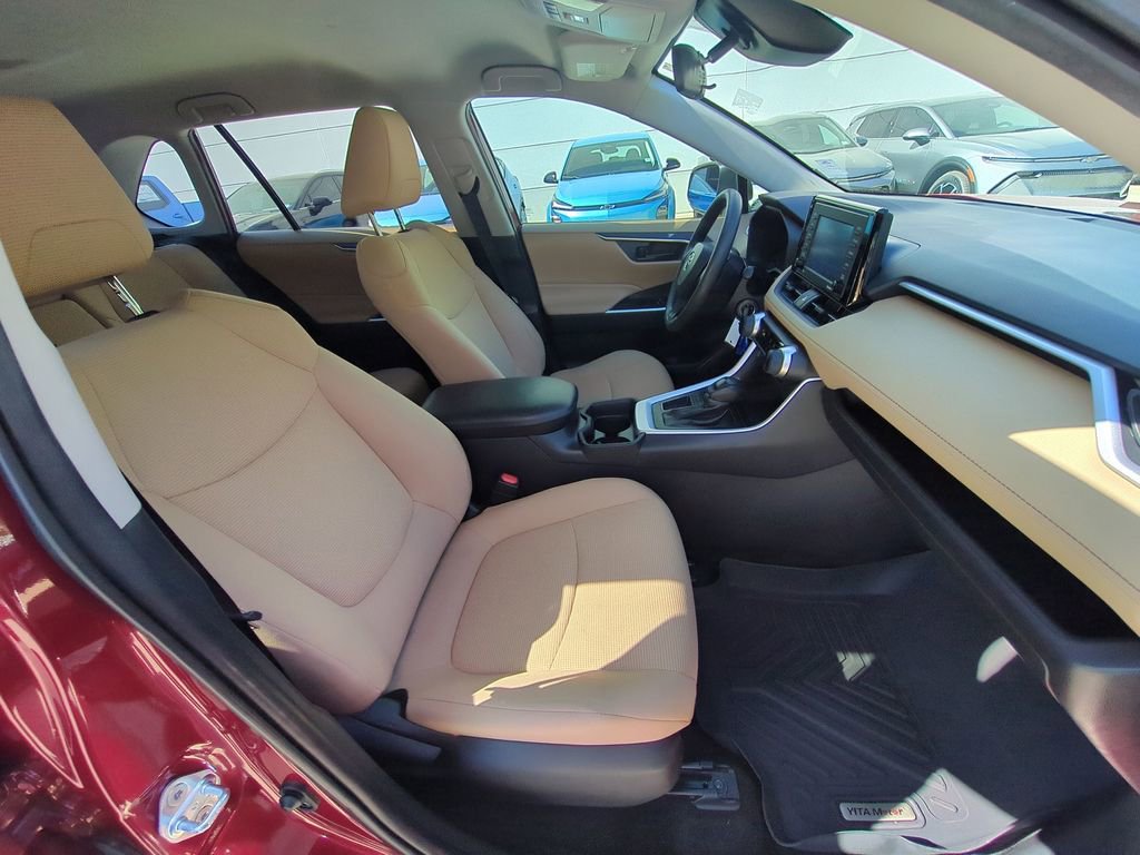 Used 2021 Toyota RAV4 LE image 33