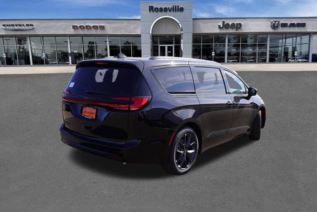 New 2026 Chrysler Pacifica Limited w/ S Appearance Package image 4