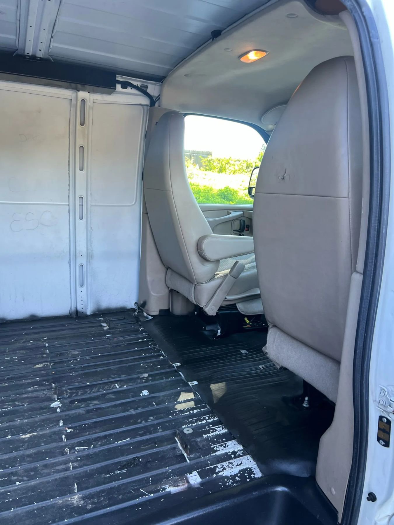Used 2014 Chevrolet Express 3500 Extended image 14