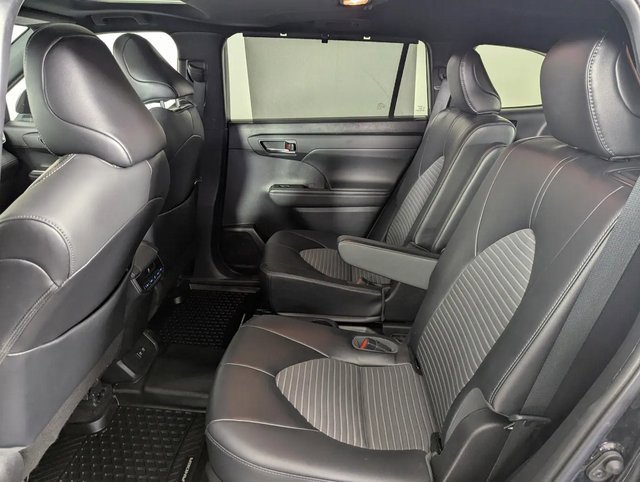 Used 2021 Toyota Highlander XSE image 19