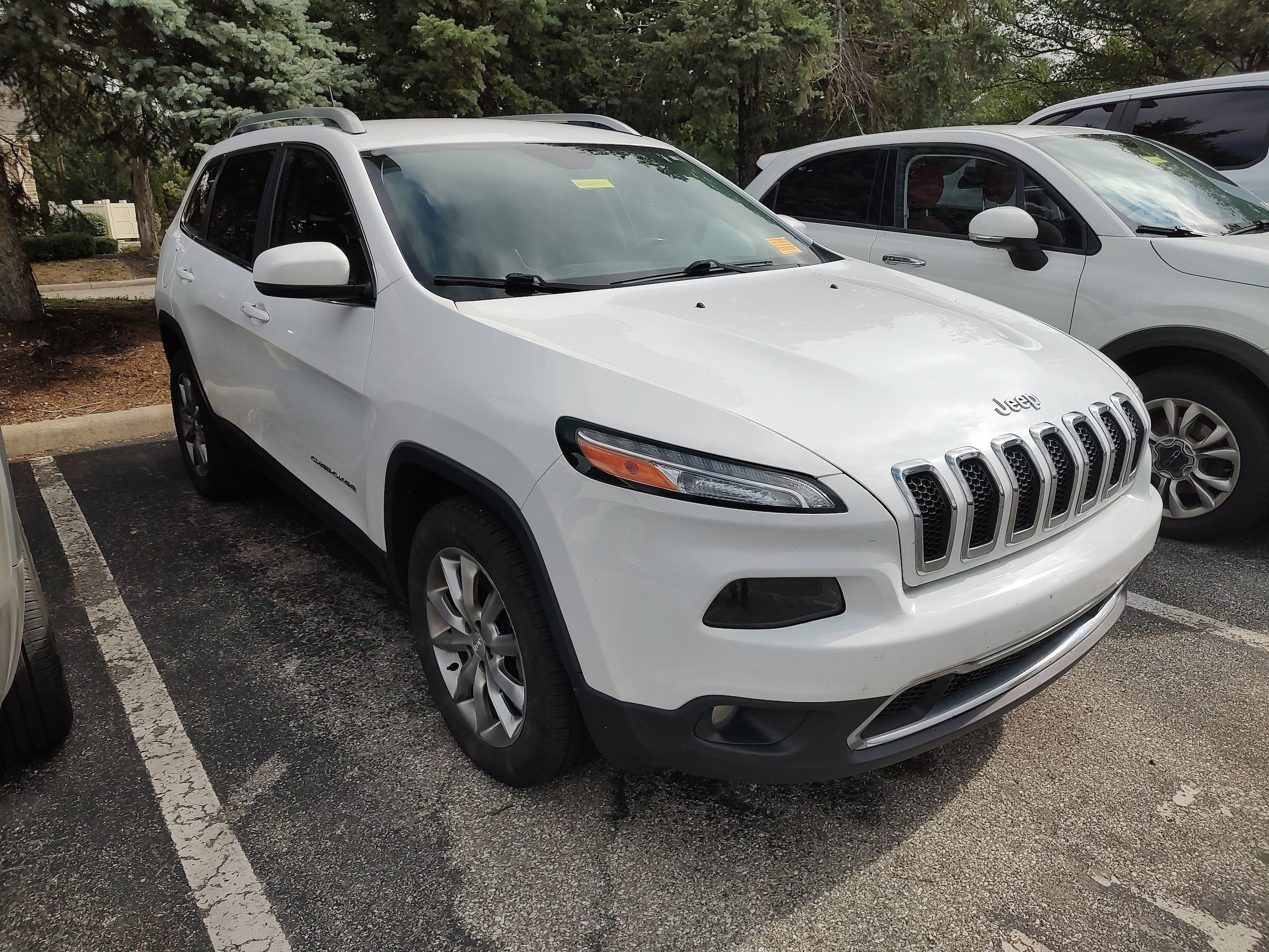 Used 2017 Jeep Cherokee Limited AWD/4WD image 2