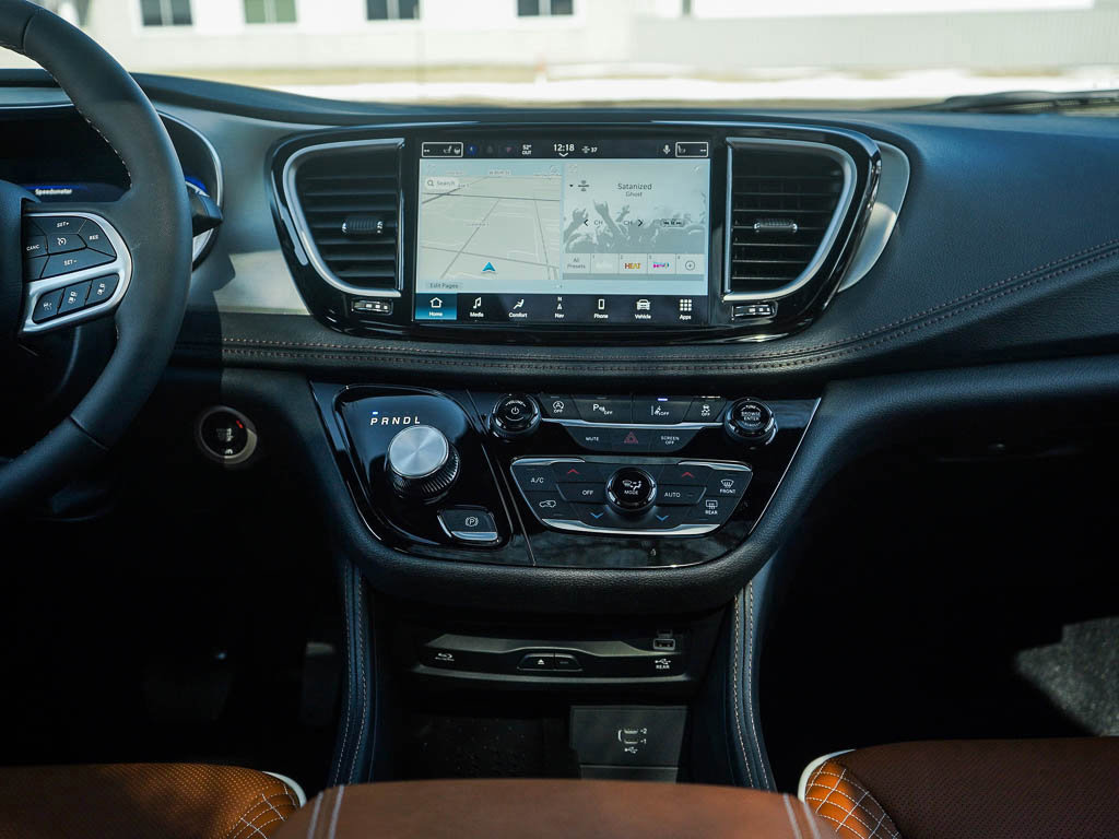 New 2026 Chrysler Pacifica Pinnacle w/ Trailer Tow Group AWD/4WD image 18