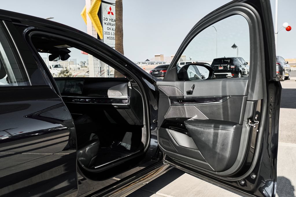 Used 2024 BMW 740i w/ Premium Package RWD image 10