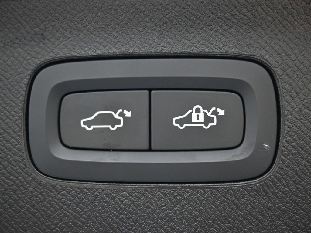 Used 2024 Volvo XC90 B5 Plus image 17