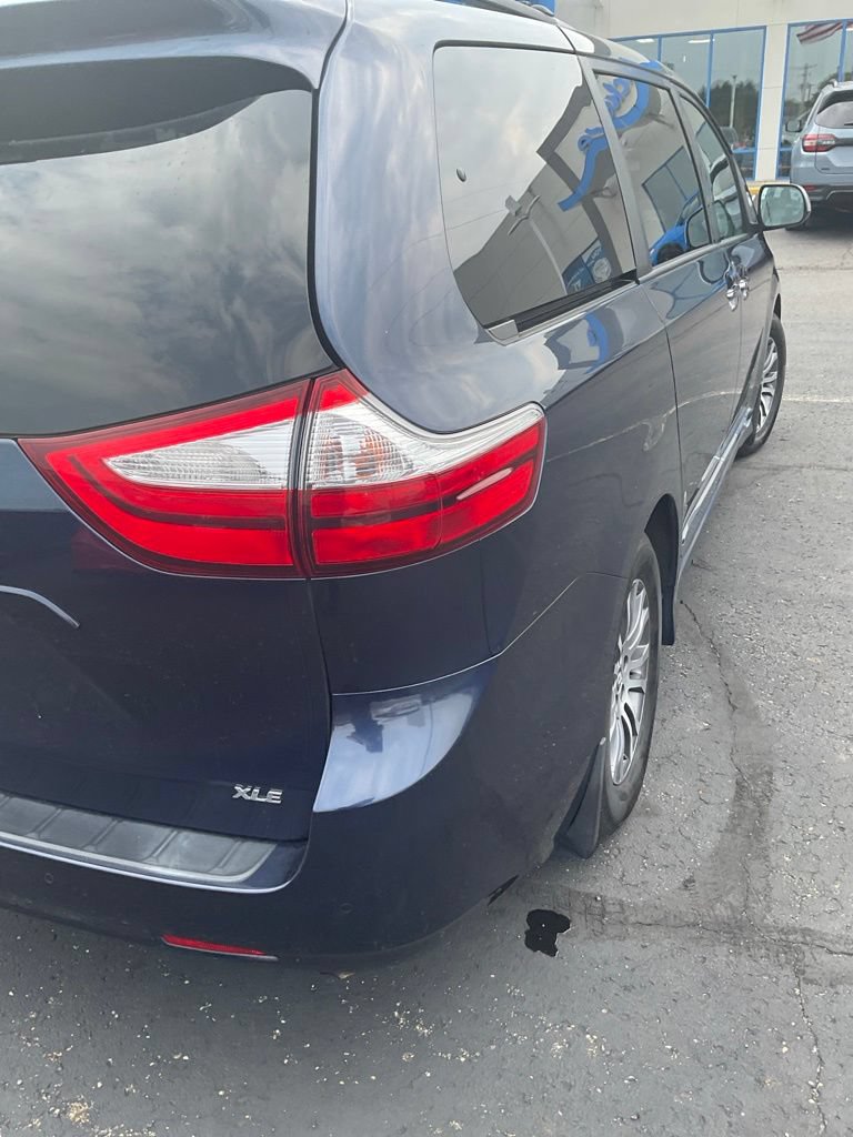 Used 2019 Toyota Sienna XLE w/ XLE Navigation Package FWD image 7