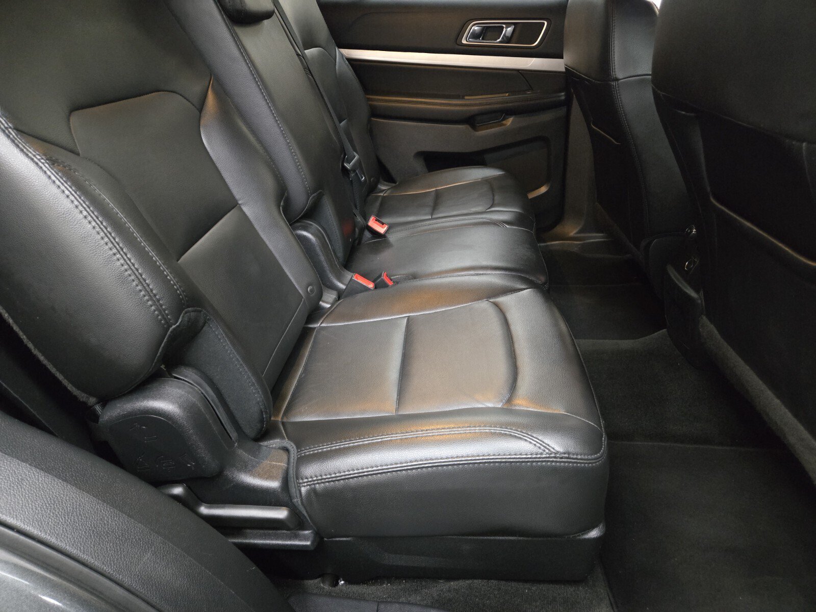 Used 2017 Ford Explorer XLT w/ Equipment Group 202A FWD image 12