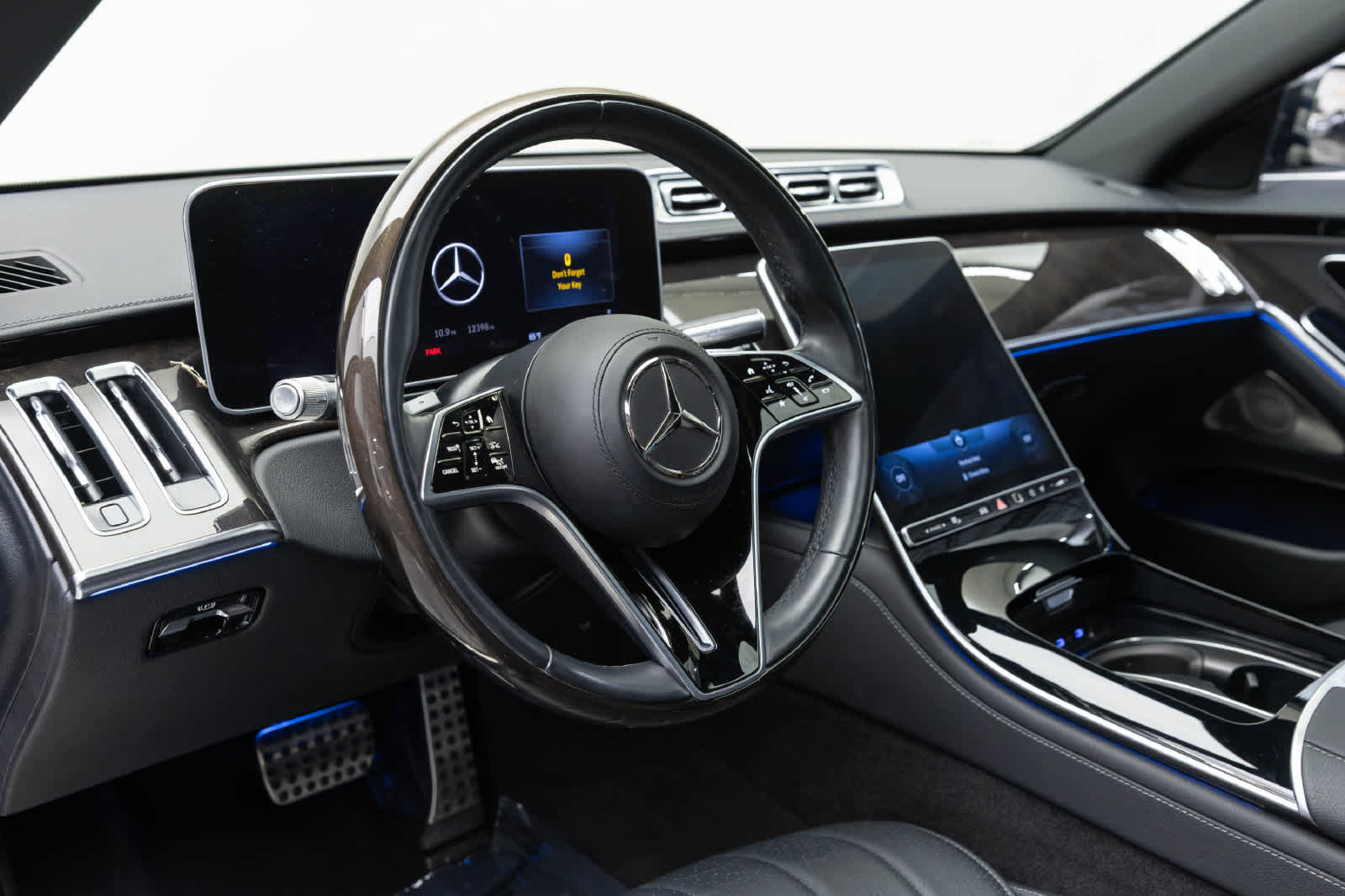 Used 2023 Mercedes-Benz S 500 4MATIC w/ AMG Line image 2